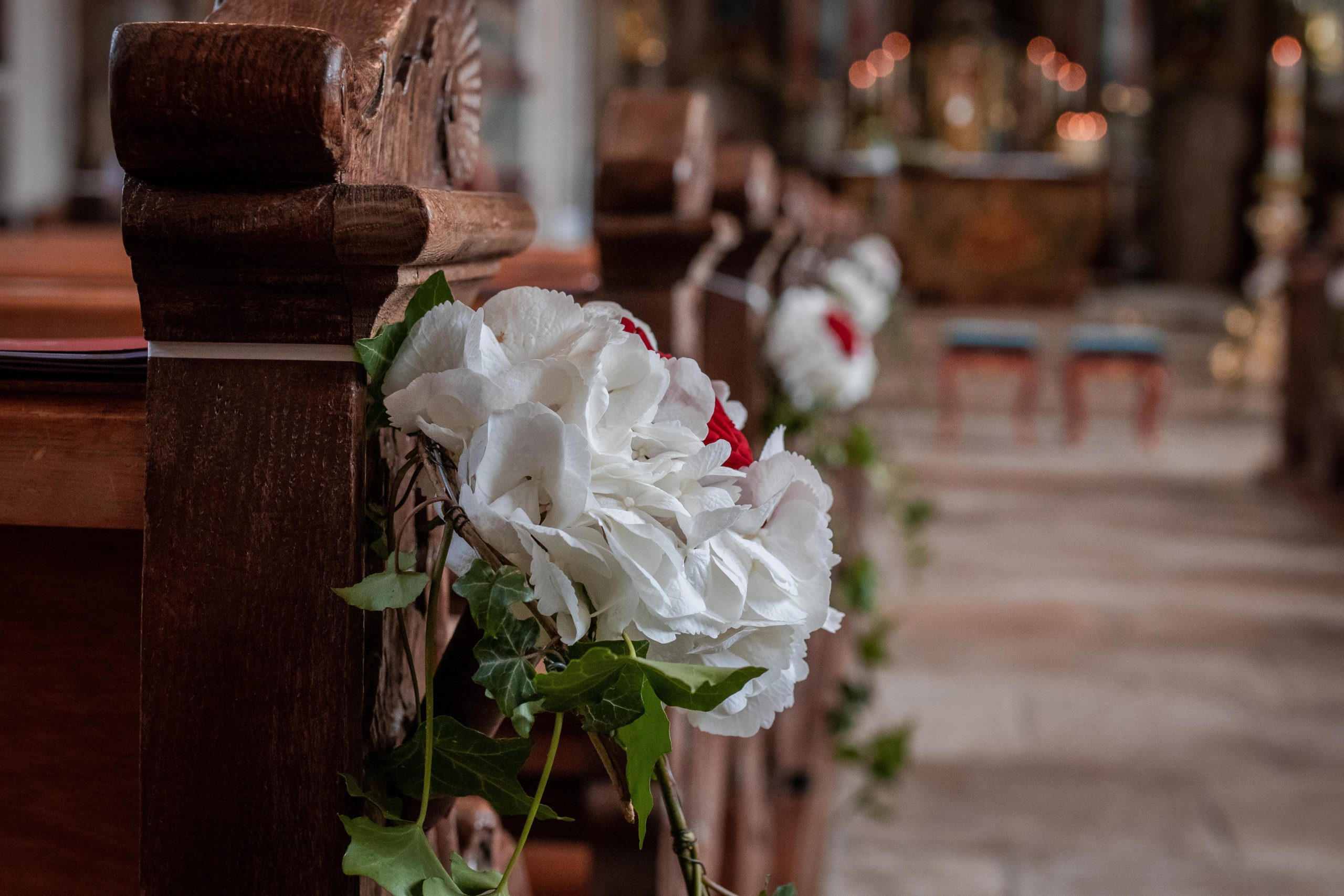 Kirchenbank, Kirchenbankanstecker, Anstecker, Kirchenschmuck, Schmuck in der Kirche, Blumenschmuck, Blumen in der Kirche, Hochzeit, Kirche, Hofen, Brautkleid, Anzug, Brautstrauß, Essingen, Remshalle, Janina Sanwald, Janina Sanwald Fotografie