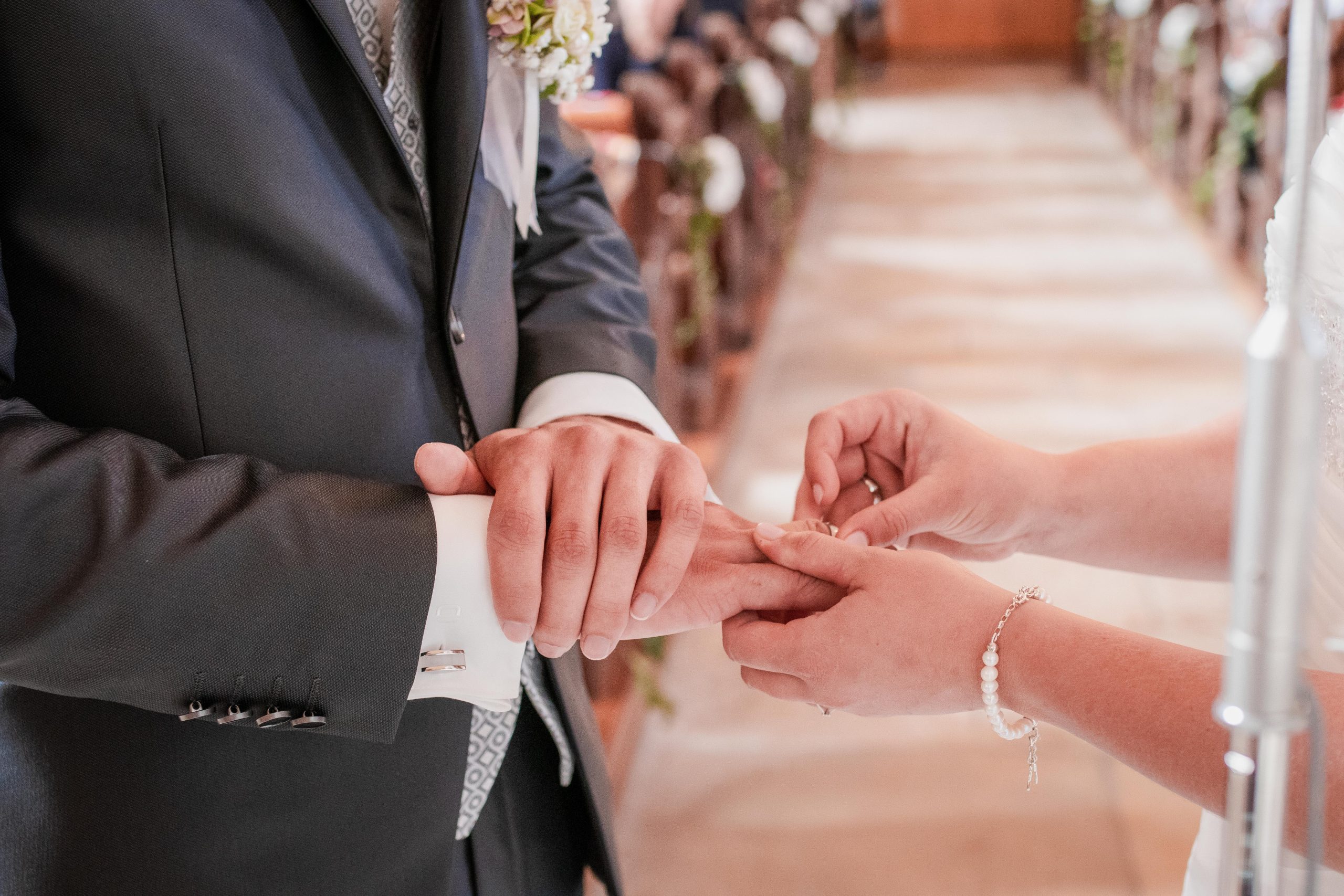 Hochzeit, Kirche, Hofen, Brautkleid, Anzug, Brautstrauß, Essingen, Remshalle, Janina Sanwald, Janina Sanwald Fotografie, Ringe anstecken