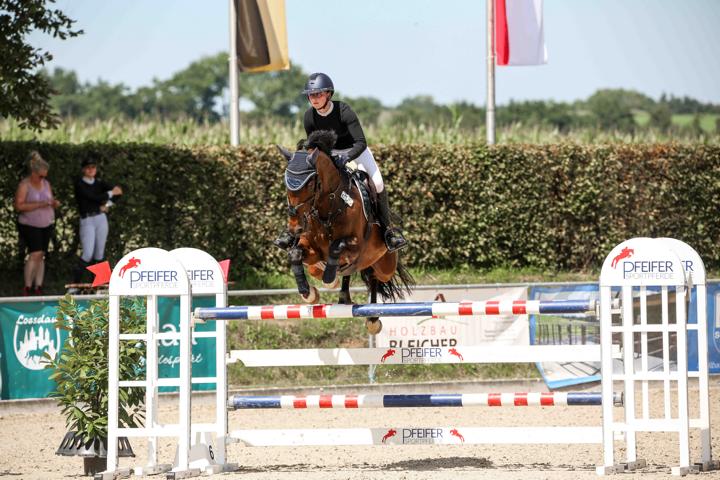 Reiterin aus dem Team von Janina Sanwald Fotografie beim M-Springen auf dem Turnier in Heuchlingen – professionelle Turnierfotografie und Pferdefotografie von Janina Sanwald Fotografie, Fotograf für Reitsport, Hochzeiten und Tiere in Baden-Württemberg