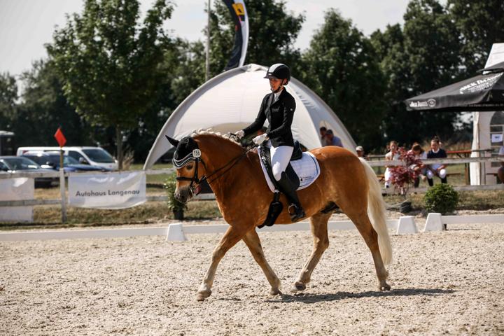 Gesponserte Reiterin aus dem Team von Janina Sanwald Fotografie in der Dressurprüfung Klasse L beim Turnier des RV Langenau – professionelle Turnierfotografie und Pferdefotografie von Janina Sanwald Fotografie in Baden-Württemberg