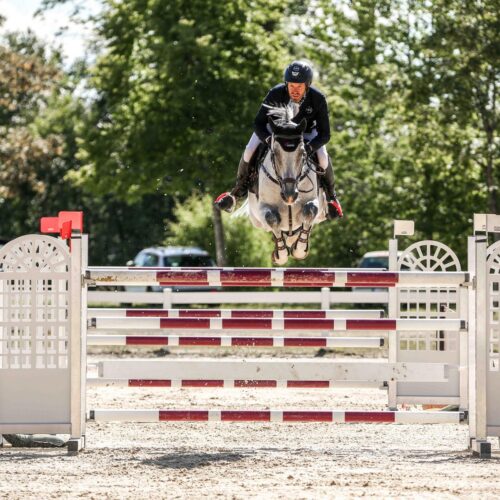 Maximilian Weishaupt springt mit Ziuccero HV einen Hindernisparcours in der Springprüfung Klasse S** über 145 cm beim Springturnier Isny-Rohrdorf 2026 auf der Reitanlage Ratzenhofen.